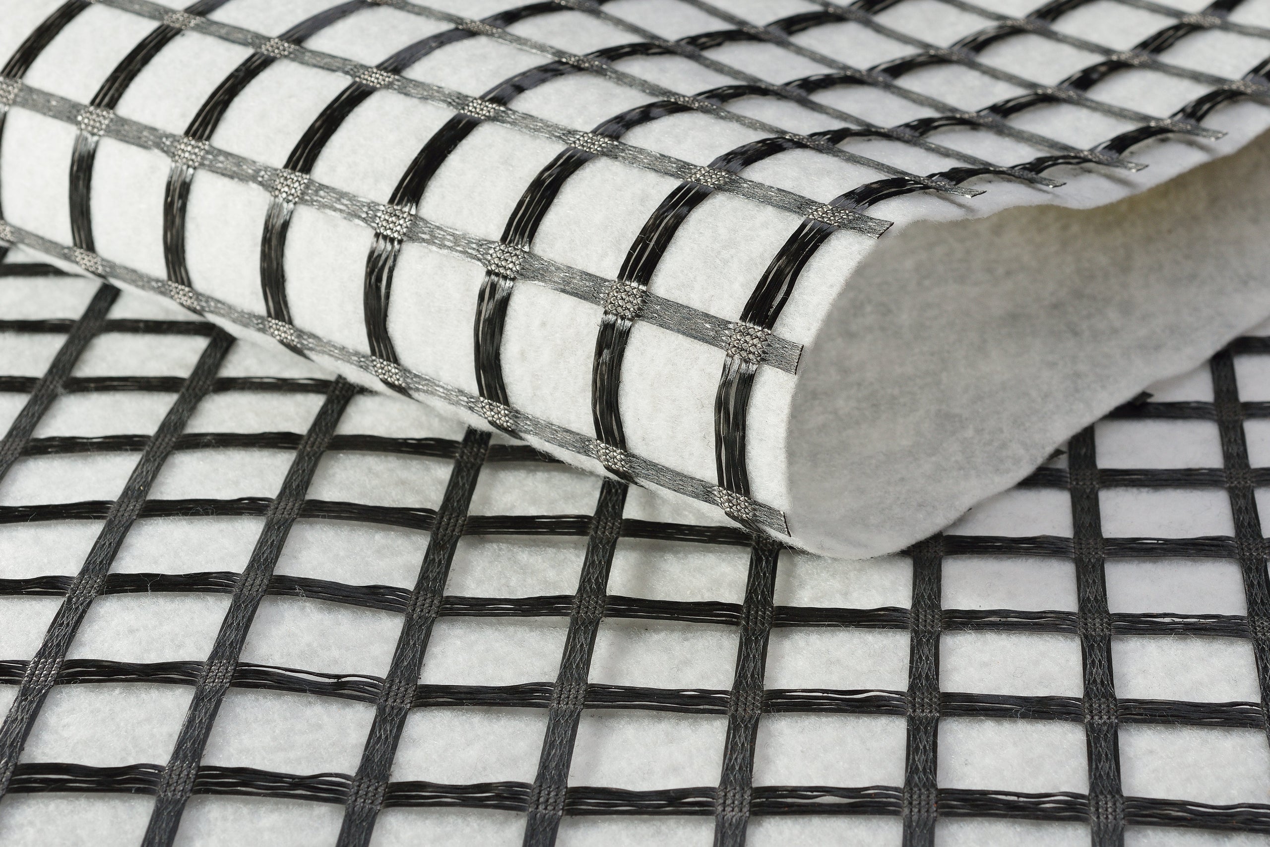 Geocompuestos: Combinación de geomalla y geotextil (tejido no tejido)